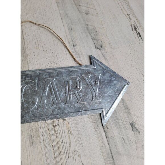 Scary tin Arrow sign Halloween haunted house - Picture 3 of 8